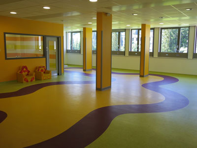 Scuole: dal verde esterno ai colori del pavimento per il benessere dei ragazzi