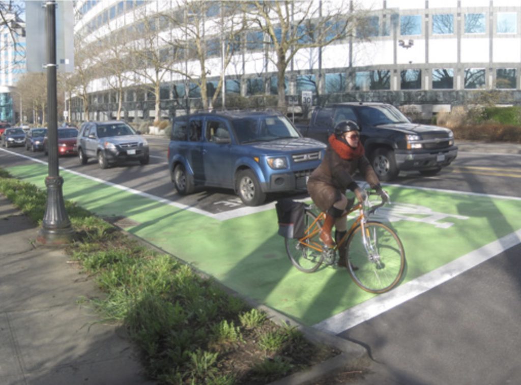 Il Codice della strada cambia look per la mobilità sostenibile corsia