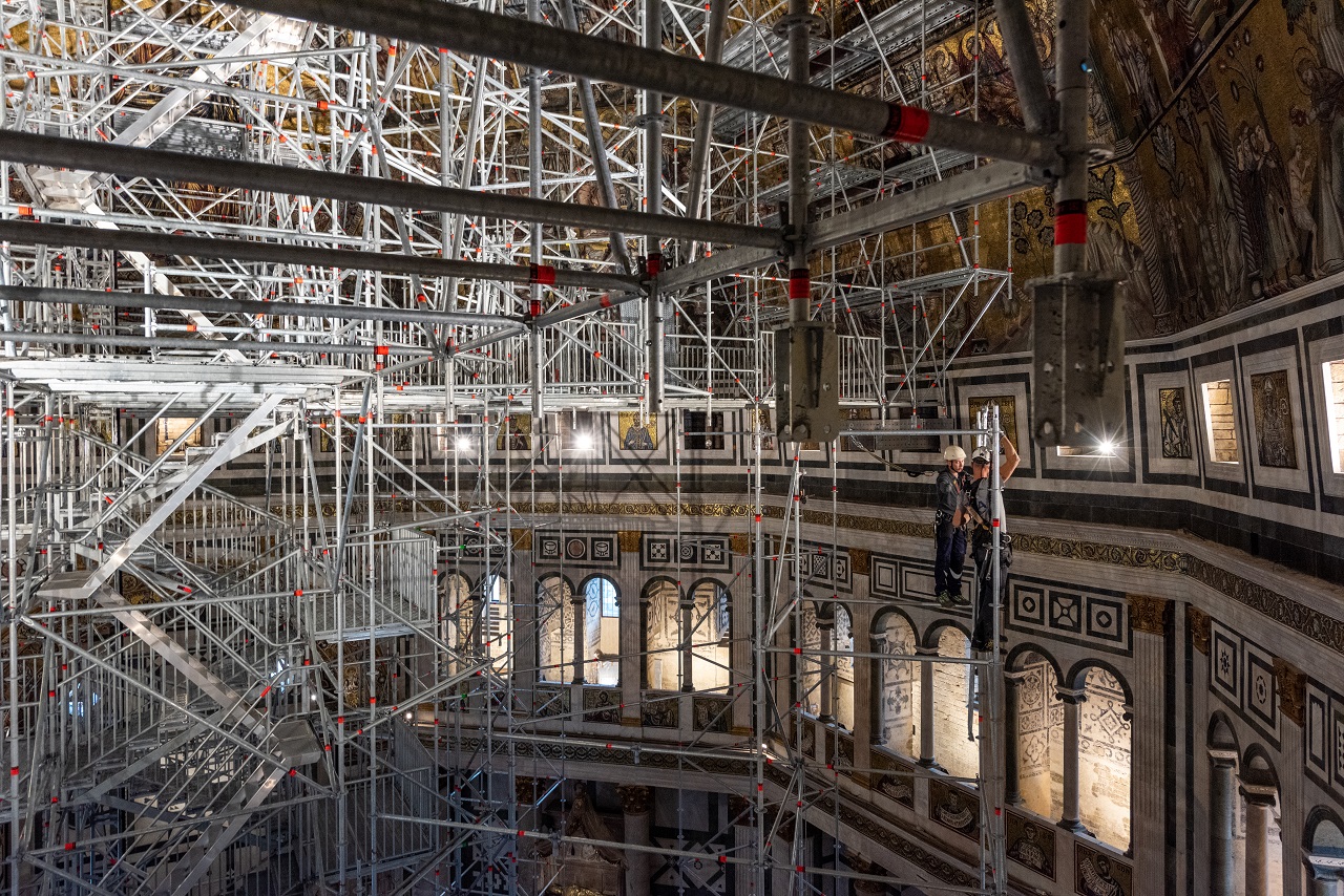Restauro mosaici cupola Battistero Firenze: un ponteggio all'avanguardia per osservare da vicino l'arte fasi di montaggio del cantiere di restauro 3 red