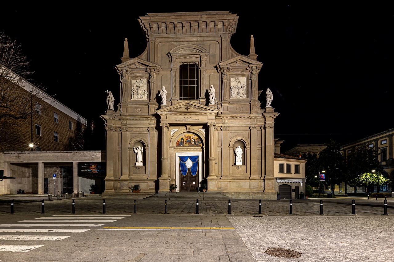 Centro Piacentiniano, nuova luce per i monumenti del cuore di Bergamo 20230204 JF7A7920 red