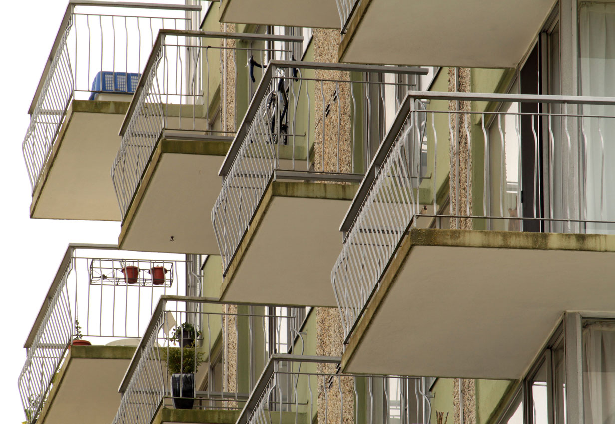 Modifiche al parapetto di un balcone in condominio: quelle lecite e quelle  illecite