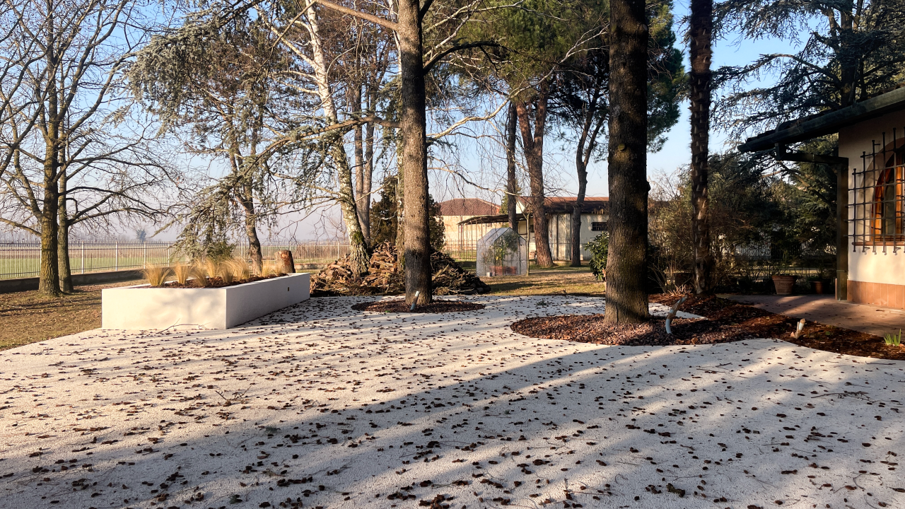 Calcestruzzo drenante per gli spazi outdoor di un’abitazione privata a Ferrara Panoramica giardino Horti Outdoor 6 e1706887626435
