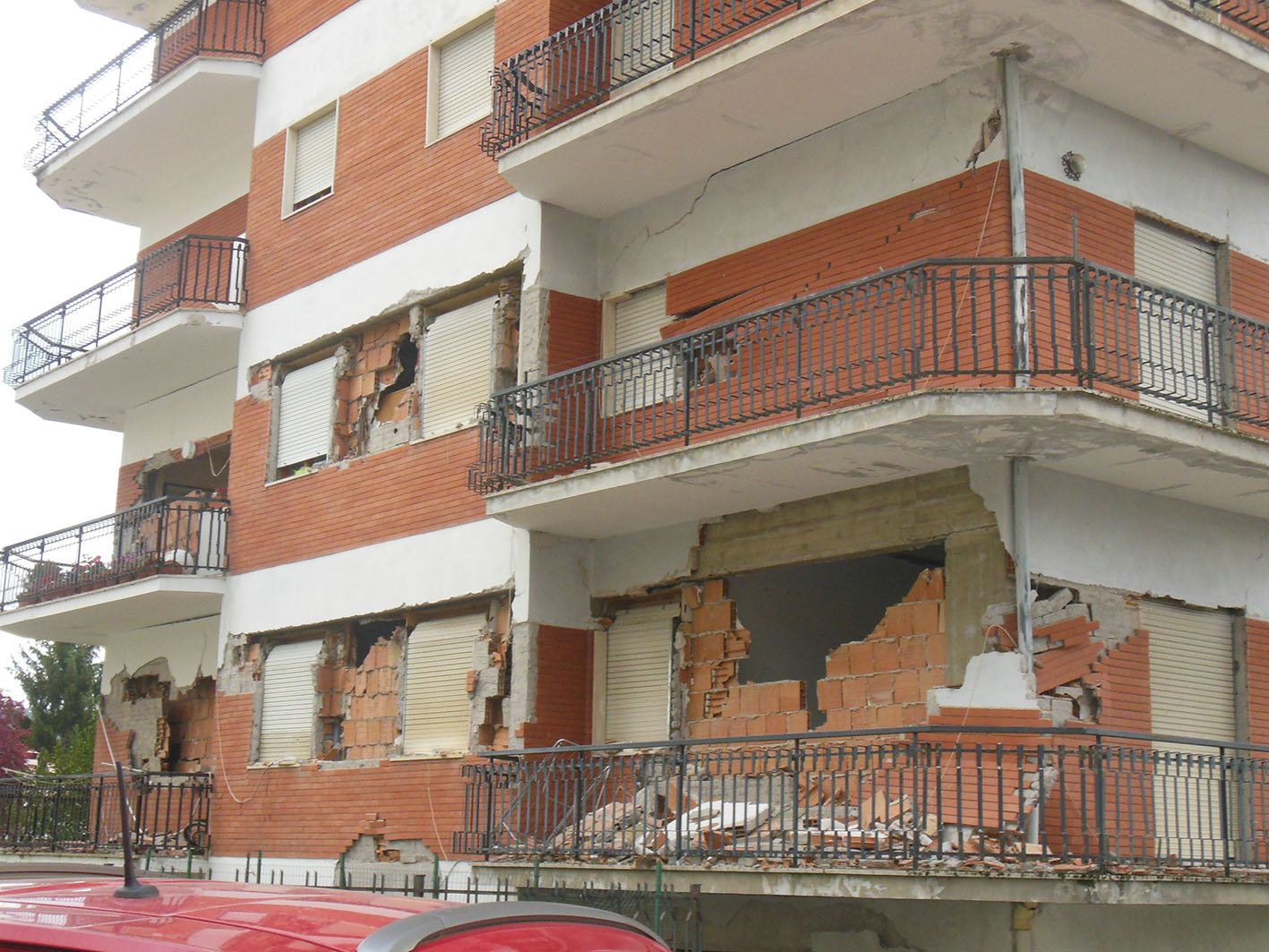 Perché gli edifici cadono? Criticità sismiche delle strutture in cemento armato Figura 1