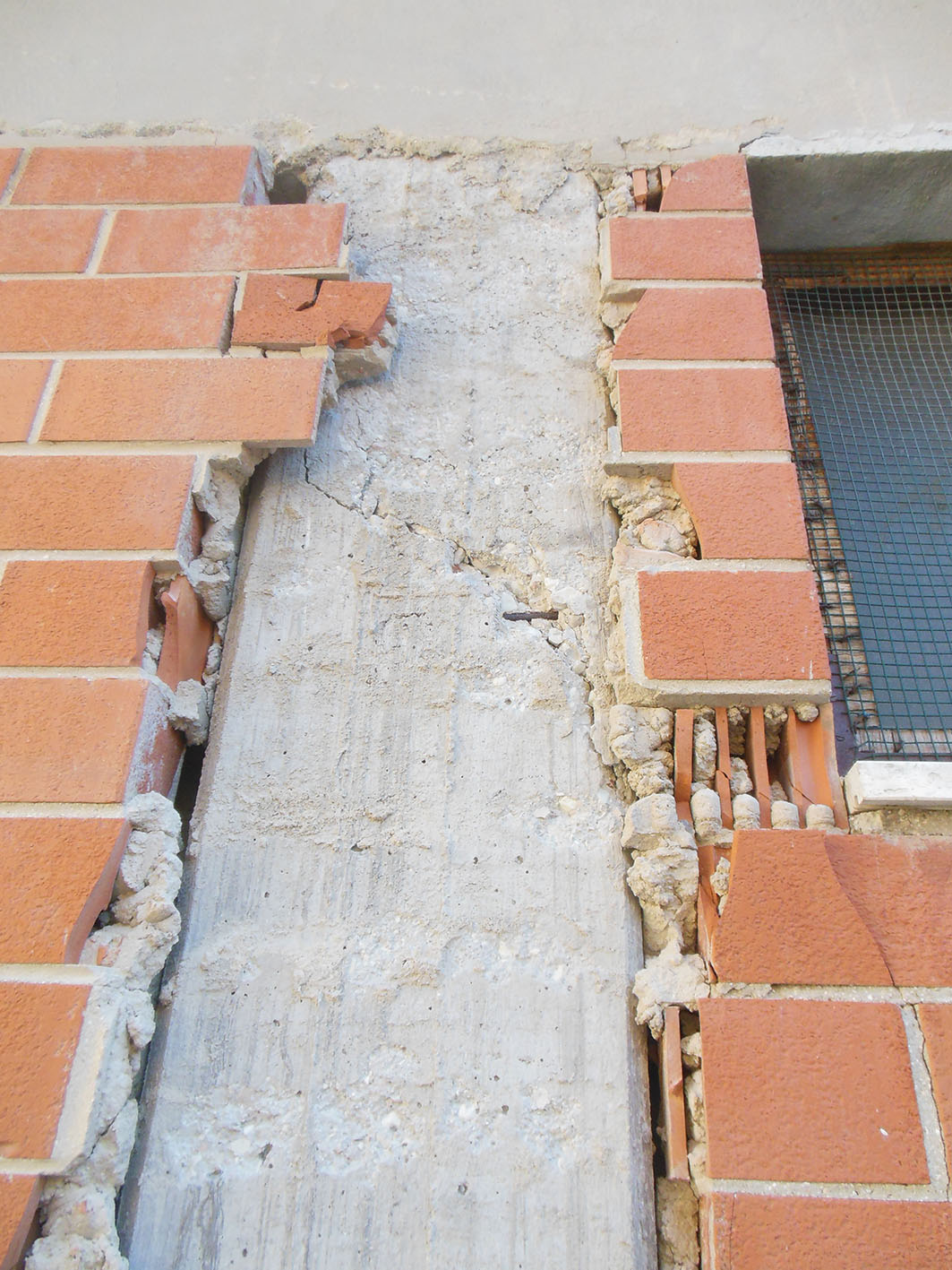 Perché gli edifici cadono? Criticità sismiche delle strutture in cemento armato Figura 3