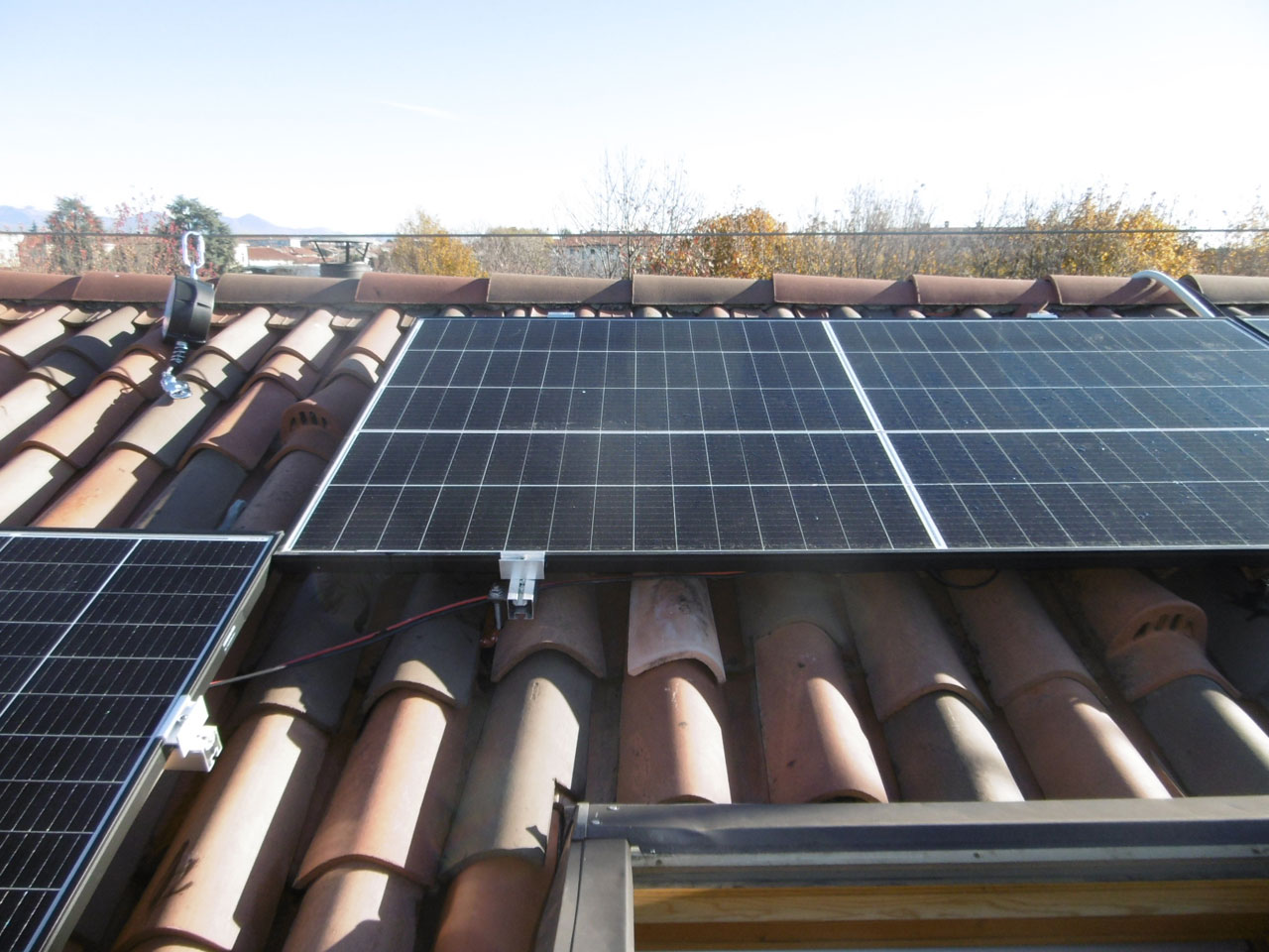 Patologie impianti fotovoltaici: installazioni su coperture non sempre efficaci impianto fotovoltaico installato sopra copertura