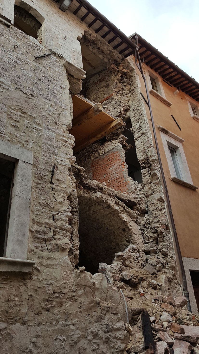 Criticità sismiche edifici in muratura, come fare quando manca il comportamento scatolare? Figura 2a