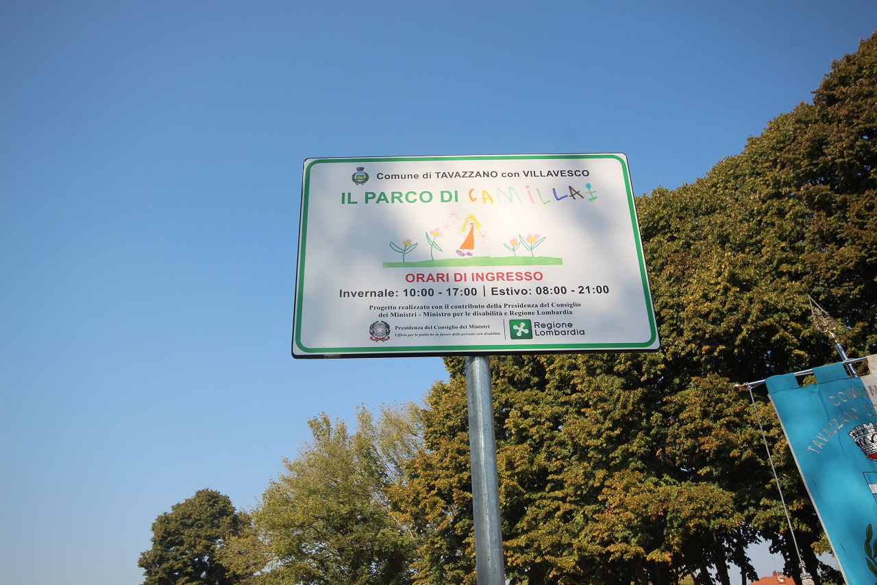 Il parco giochi di Camilla a Tavazzano con Villavesco, un esempio di sostenibilità e inclusività Parco Tavazzano cartello red