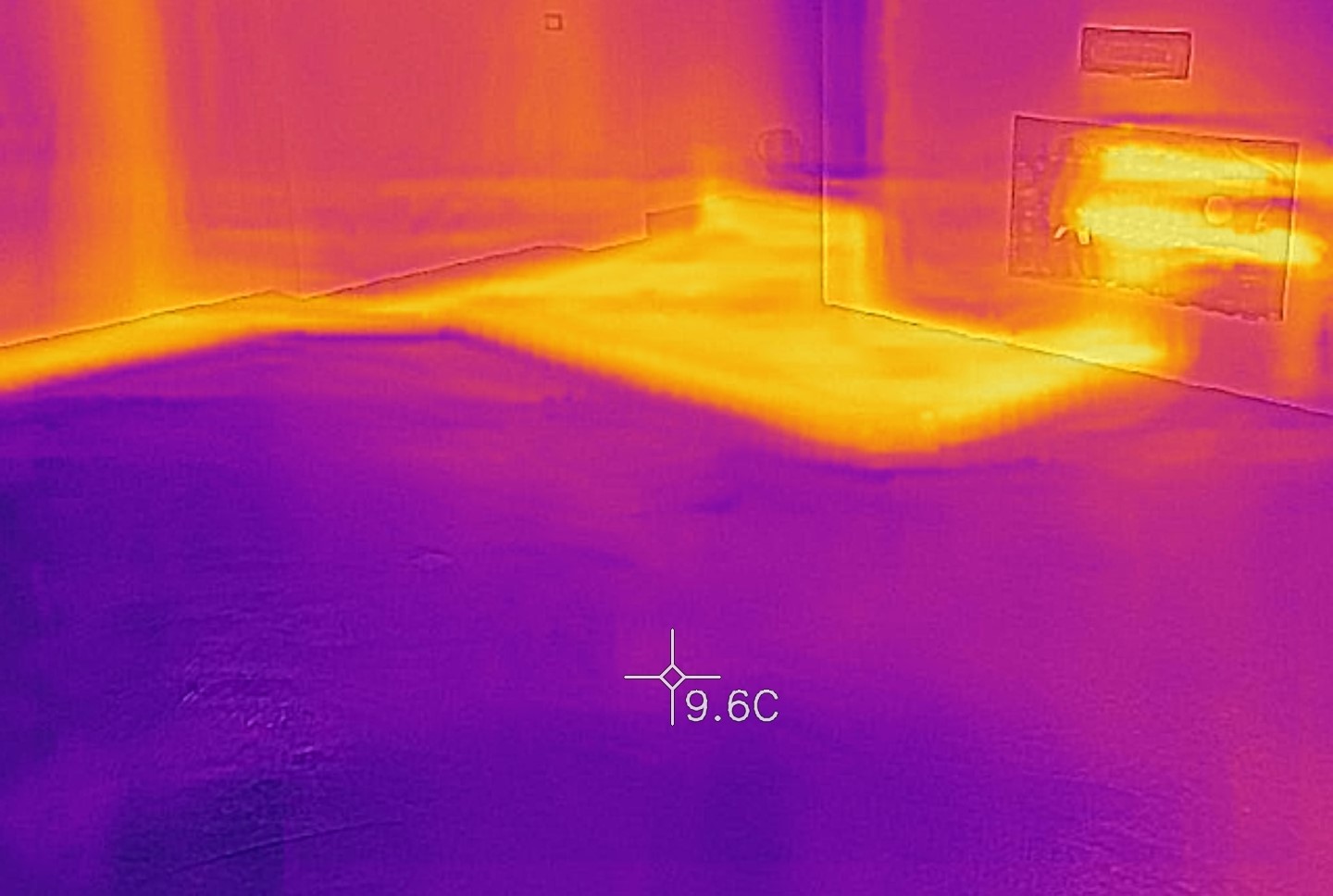 Video-guida completa alla deumidificazione post allagamento: strategie e strumenti su come fare FOTO 1 tubazioni calde dellimpianto a radiatori