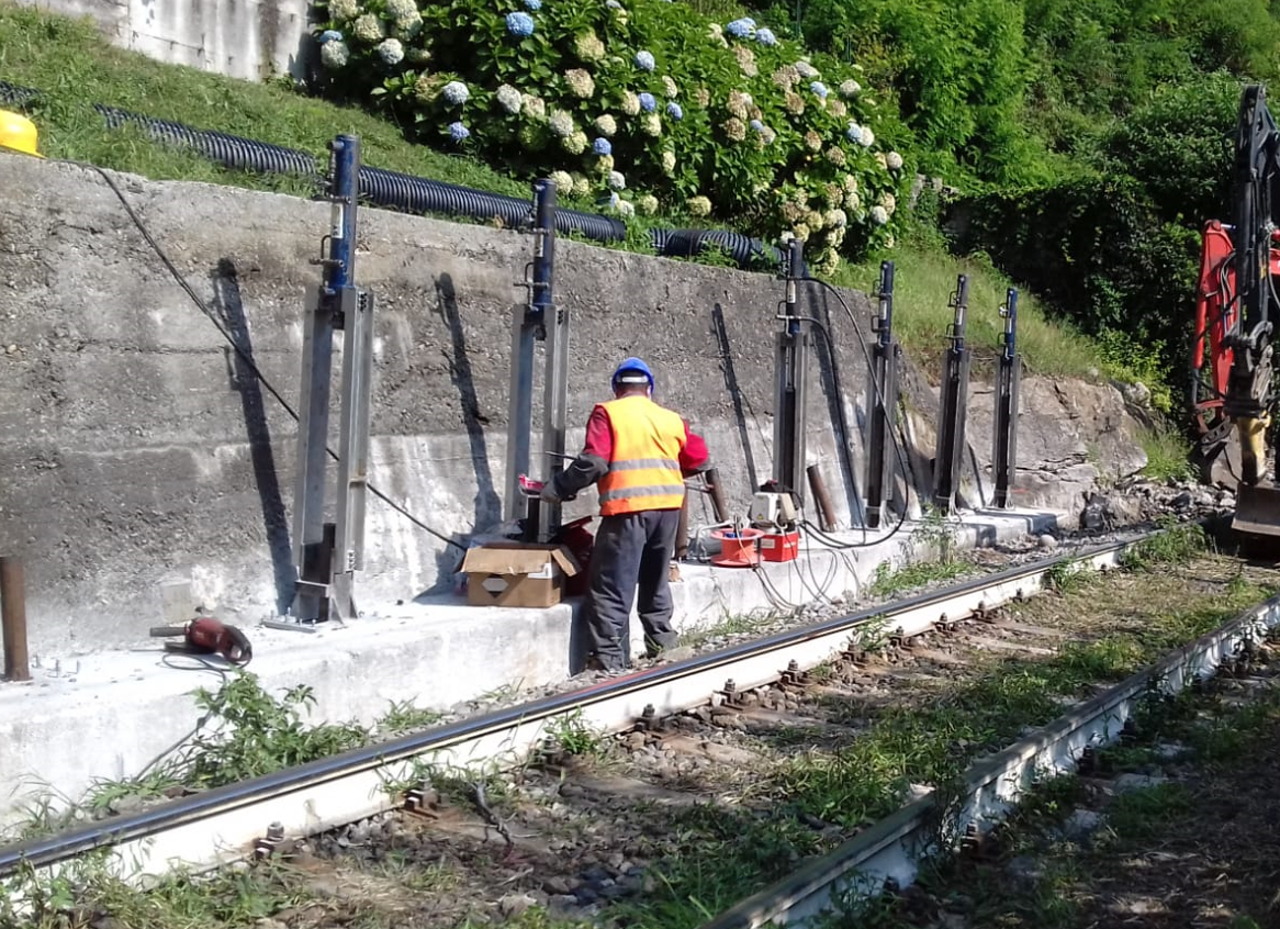 Consolidamento muro di contenimento linea ferroviaria: la soluzione con micropali precaricati Foto 1