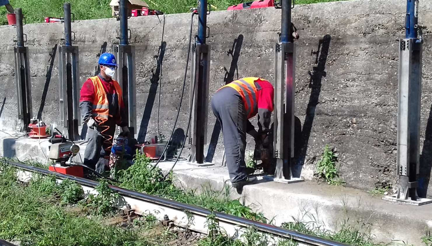 Consolidamento muro di contenimento linea ferroviaria: la soluzione con micropali precaricati Foto 2