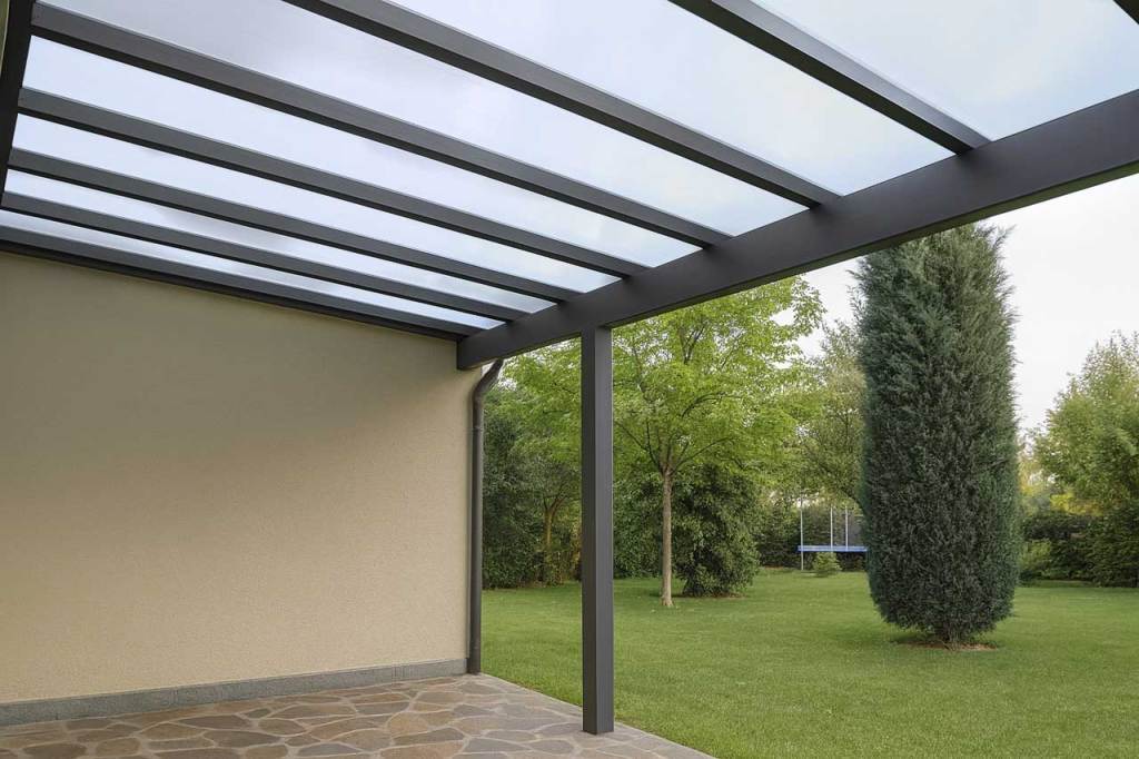 Coperture in policarbonato compatto: una scelta tecnica di valore Coperture policarbonato compatto