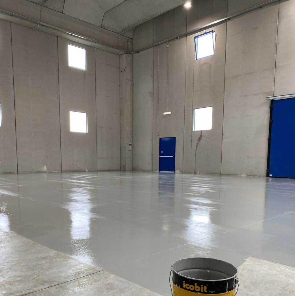 Resine epossidiche per pavimenti industriali: prestazioni, applicazioni e vantaggi tecnici 1 Resine epossidiche per pavimenti industriali: prestazioni, applicazioni e vantaggi tecnici pavimento industriale in resina epossidica icobit
