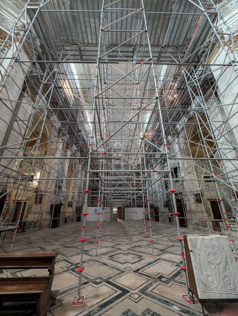 Restauro della Chiesa dei Gesuiti a Venezia: ponteggi Layher leggeri e versatili per un cantiere complesso 2 Restauro della Chiesa dei Gesuiti a Venezia: ponteggi Layher leggeri e versatili per un cantiere complesso 1000035330