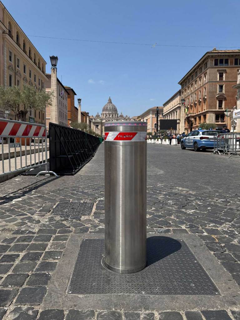 Piazza San Pietro più sicura: i dissuasori Pilomat integrano tecnologia e design urbano 1 Piazza San Pietro più sicura: i dissuasori Pilomat integrano tecnologia e design urbano pilomat roma giubileo 1