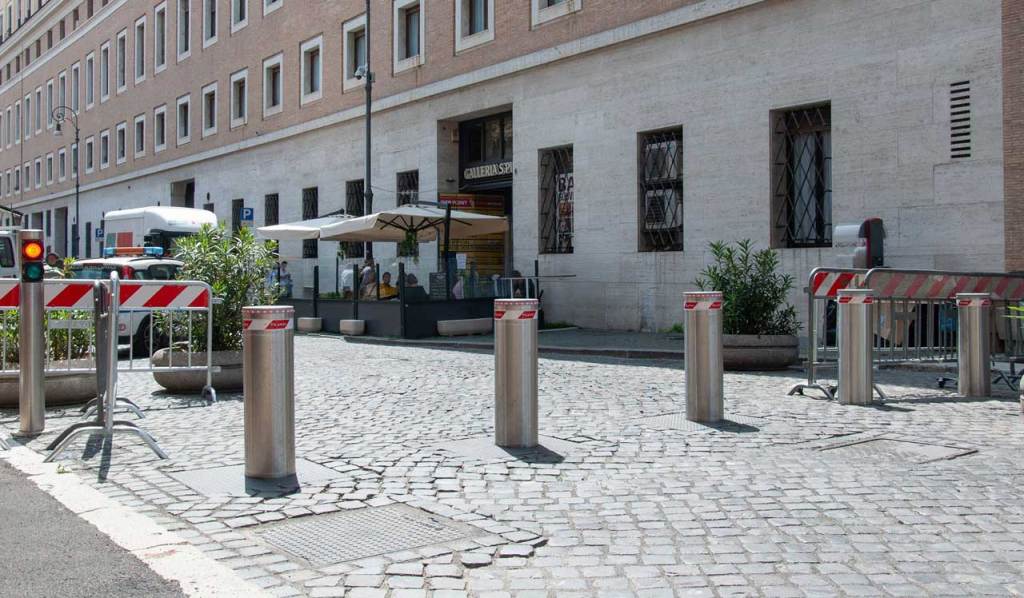 Piazza San Pietro più sicura: i dissuasori Pilomat integrano tecnologia e design urbano 4 Piazza San Pietro più sicura: i dissuasori Pilomat integrano tecnologia e design urbano pilomat roma giubileo 3