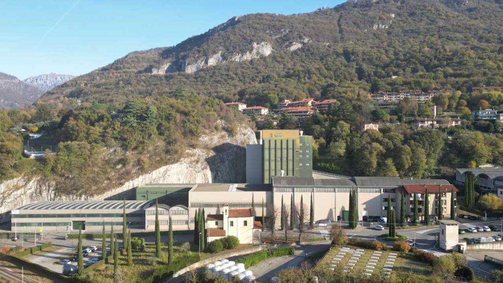 Transizione ecologica in edilizia: perché Legambiente premia lo stabilimento di Sala al Barro di Fassa Bortolo panoramica