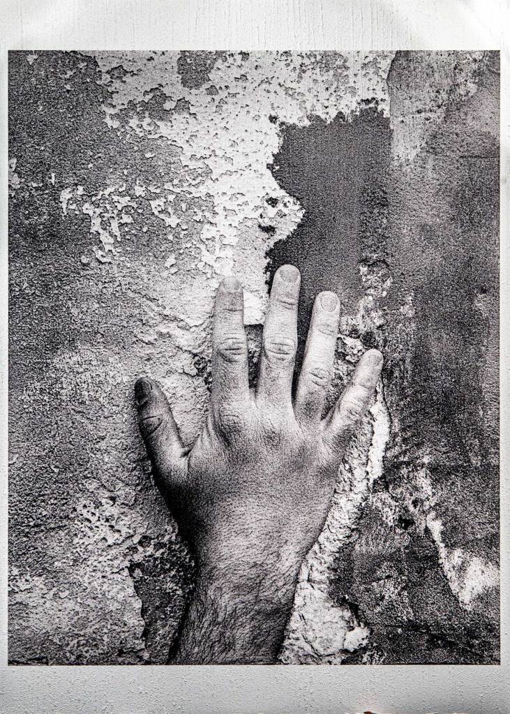 Cemento e città: il progetto "Cemento Vivo" tra tecnica, architettura e paesaggio urbano Mano su cemento CEMENTO VIVO DAVIDE CANELLA X HEIDELBERG MATERIALS1