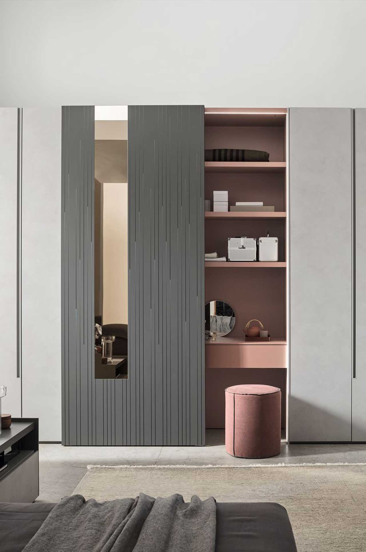 Zona notte multifunzionale: come integrare letto, home office e angolo vanity ANTA SECRET