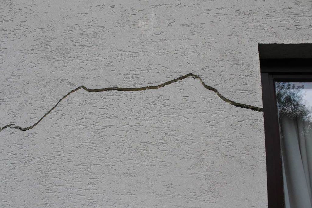 Consolidamento terreno di fondazione: Uretek lancia il sistema Stability Plus, con monitoraggio post-intervento cracks in the wall